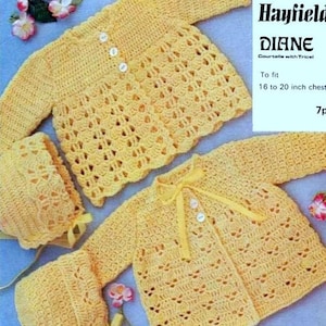 Puede incluir: Un conjunto de crochet para bebé en amarillo, que incluye un cárdigan, un gorro y un par de botines. El conjunto está hecho con hilo Hayfield Diane Courtelle con Tricel. El número de patrón es 901. El cárdigan tiene cierre de botón y un lazo en el cuello. El gorro tiene un borde festoneado. Los botines tienen un borde festoneado y un lazo de cinta. El conjunto está diseñado para un pecho de 40 a 50 cm.
