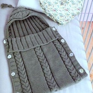 RUHESTANDSVERKAUF ** Vintage Strickmuster Baby Schlafsack geknöpfter Kapuzen Cocoon Schlafsack Aran Zopf Neugeborene Babyparty Taufe