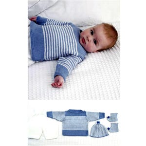 Può includere: Un completo in maglia a righe blu e bianche per neonato, composto da un maglione, pantaloni, cappello e scarpine. Il maglione ha un collo rotondo e maniche lunghe.