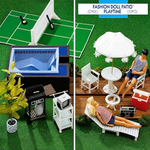 Puede incluir: Un juego de muñecas de plástico titulado FASHION DOLL PATIO PLAYTIME que incluye una cancha de tenis, una piscina azul, una parrilla negra, una planta, una mesa de patio blanca con sombrilla, dos sillas, una tumbona, una nevera y dos muñecas.