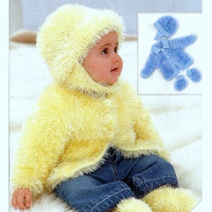 Op de afbeelding: Een baby draagt een gele, pluche gebreide trui, muts en slofjes. De outfit wordt getoond met een aparte blauwe, pluche gebreide trui, muts en slofjes.