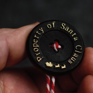 Deluxe Santa's Lost Button Letter inklusive, Weihnachtsmann Hochwertiger Button mit Brief, Heiligabend Box / Stocking Stuffer