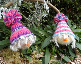 2 cute chicks / chicks with crocheted hats and felted heads / decoration to put on