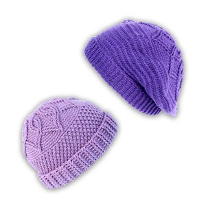 Könnte beinhalten: Zwei gestrickte Mützen in Violetttönen. Eine Mütze ist dunkelviolett und hat eine gerippte Struktur. Die andere Mütze ist hellviolett und hat ein komplizierteres Muster.