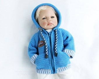 Könnte beinhalten: Eine blaue gehäkelte Kapuzenjacke mit Reißverschluss und einem weißen und blauen gestreiften Kordelzug. Die Jacke hat einen Aufnäher auf der Vorderseite mit der Aufschrift "SPORT".
