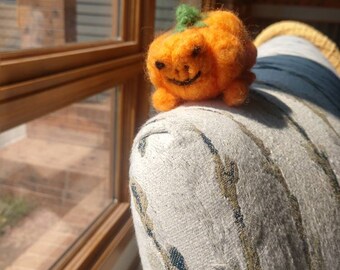 Felt pumpkin frog