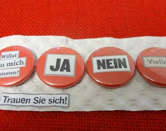 Hochzeitsantrag lang - 4x Buttons mit Anstecknadel auf Papier, Buttondurchmesser 25 mm