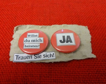 Hochzeitsantrag kurz - 2x Buttons mit Anstecknadel auf Papier, Buttondurchmesser 25 mm