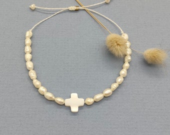 Makrame-Perlenarmband mit Kreuz