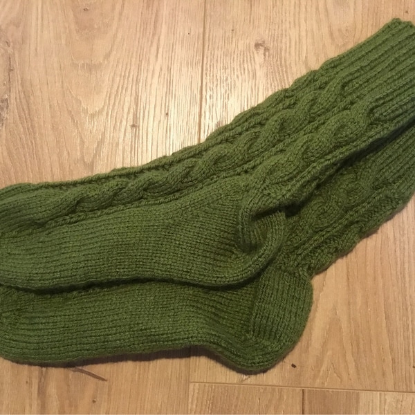 Warme Socken mit Zopfmuster in Größe 39/40