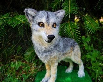 Realistic wolf figurine, grey wolf, needle felted wolf, felt animals, wool sculpture, felt figurine, wolf art, wool design, wolf toy