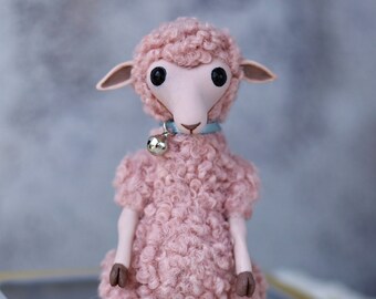 Pinky le mouton mignon, jouet technique mixte, mouton en peluche, mouton en argile polymère, poupée d'art mouton en fausse fourrure, agneau en peluche