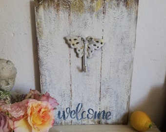 dekorative Collage auf 3 Brettern "welcome" in Weiß/Beige/Goldtönen mit Schmetterlingswandhaken