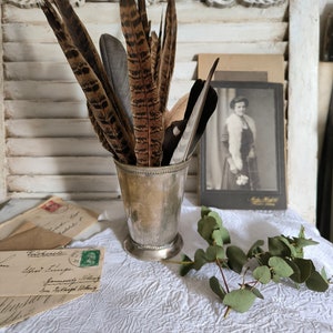 Vintage kleiner silberfarbener metallischer Becherpokal mit Prägung Patina Sammler Nostalgiker Blumenvase ganzjährige Deko Haus Garten Bild 1