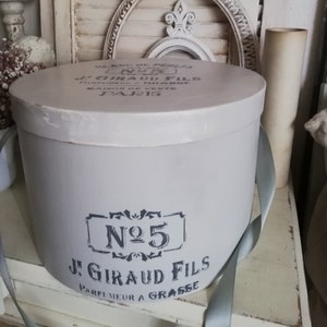 SHABBY-STYLE große dekorative Hutschachtel Pappschachtel Aufbewahrungsbox "No 5"  Hellgrau mit Trageband Durchmesser 30cm Geschenk Deko
