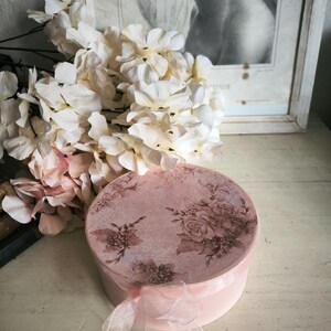 dekorative runde Geschenkeschachtel mit Band shabby hellrosa Geschenk Geburtstag Freundin ganzjährige Deko Innenbereich Bad Schlafzimmer