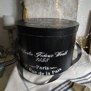 SHABBY-STYLE große schwarze Hutschachtel Pappschachtel Aufbewahrung "Haute Couture"  mit Trageband Durchmesser 30cm Deko Einzug Geburtstag