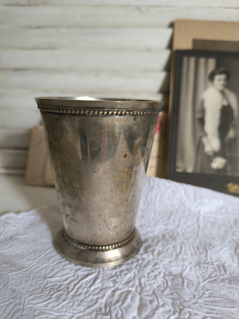 Vintage kleiner silberfarbener metallischer Becherpokal mit Prägung Patina Sammler Nostalgiker Blumenvase ganzjährige Deko Haus Garten Bild 7