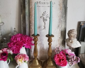 VINTAGE hübscher dekorativer schwerer Messing-Kerzenständer Halter Leuchter mit Patina für Sammler Nostalgiker Cottage Landhaus Farmhouse