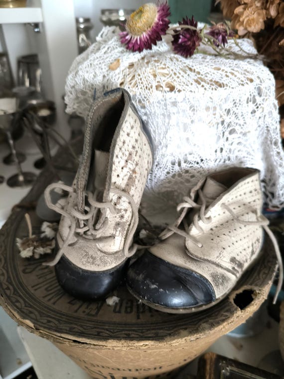 VINTAGE Paar uralter kleiner schwarz/weißer Kinderstiefelchen Schuhe viel Gebrauchsspuren ganzjähriges Dekostück Kinderzimmer Sammlerstück