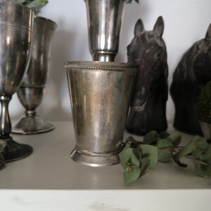 Vintage kleiner silberfarbener metallischer Becherpokal mit Prägung Patina Sammler Nostalgiker Blumenvase ganzjährige Deko Haus Garten Bild 2