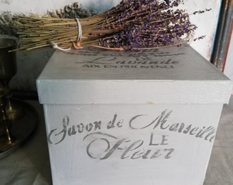 süße kleine quadratische hellgraue Hutschachtel Pappschachtel Aufbewahrungsbox "Lavender" im Shabby-Style zum Einzug