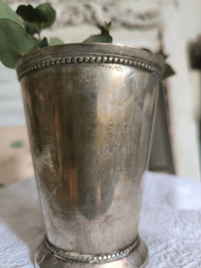 Vintage kleiner silberfarbener metallischer Becherpokal mit Prägung Patina Sammler Nostalgiker Blumenvase ganzjährige Deko Haus Garten Bild 8