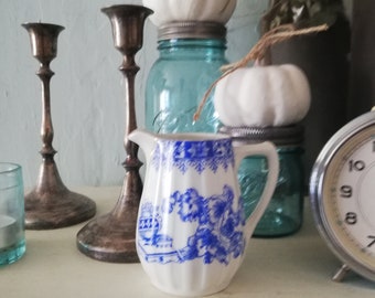 VINTAGE hübsches altes kleines Kännchen aus weißem Porzellan mit blauem Dekor und Goldrand für Sammler Landküche Cottage für Haus und Garten
