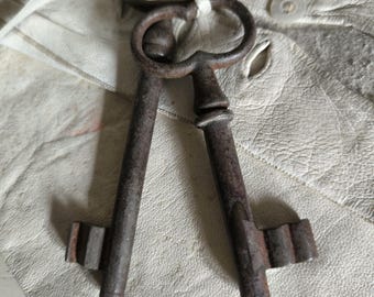 VINTAGE 2 uralte Schlüssel viel Patina nicht funktionstüchtig ganzjähriges Dekostück Wohnzimmer Garten Landhaus Sammlerstück