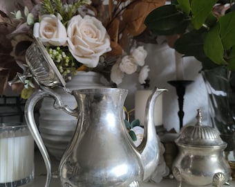 VINTAGE schwere silberfarbene Kanne Klappdeckel 4 Füßchen viel Patina Gebrauchsspuren ganzjährige Dekoration Sammlerstück