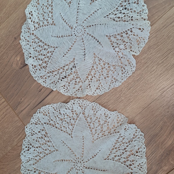 Zwei feine, runde gehäkelte Spitzendeckchen aus Baumwolle, aus Familienbesitz, Durchmesser: 30 cm