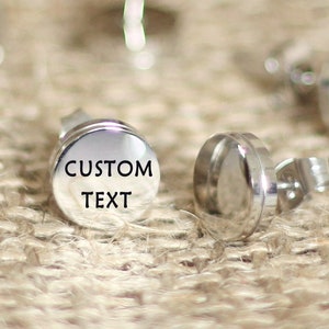 Pendientes de botón personalizados con nombre grabado, pendientes personalizados con logotipo, regalo para hombres, pequeños pendientes redondos, delicados pendientes de acero inoxidable, color plateado