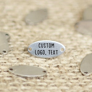 Gepersonaliseerde metalen labelsticker. Aangepaste labels met logo-bedel. Hanger gegraveerd groothandel kleine sieraden cadeau: