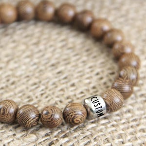 Pulsera de madera grabada personalizada. Joyería personalizada con cuentas para hombre. Regalo con inicial de madera. Pulsera ecológica con cuentas de playa de 8 mm color marrón.