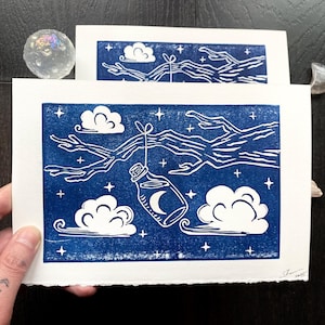 Impression linogravure eau de lune, 5 x 7" oeuvre d'art originale faite main, art mural magique en cristal, cadeau rituel witchy boho goth céleste, bleu foncé sur papier