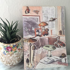 Impression d'art collage Cottagecore, esthétique lo-fi, fait main, champignons coléoptères surréalistes, escargots, guide d'histoire naturelle, décoration intérieure, carte 5 x 7