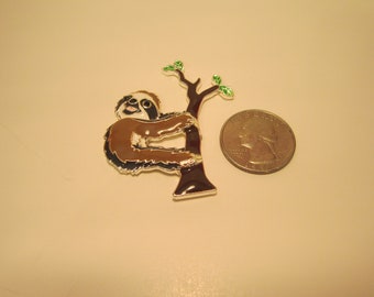 Perezoso colgando de un árbol Needle Minder