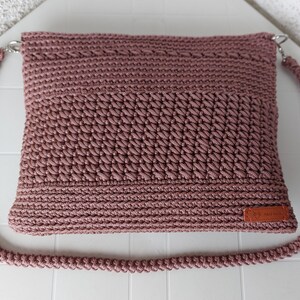 Tasche gehäkelt in altrosa mit Ropegarn , gefüttert , langer Henkel