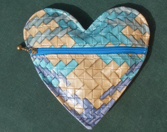 Porte monnaie coeur, simili cuir effet tressage turquoise, beige et marine, accessoire de sac