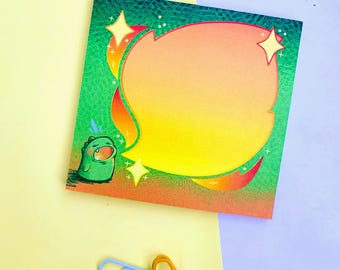 以下が含まれることがあります： 緑と黄色のノートに、漫画のキャラクターと吹き出しが描かれています。吹き出しはオレンジと黄色のグラデーションで塗りつぶされています。ノートは緑色のテクスチャのある背景に星が描かれています。