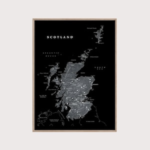 Mapa del patrimonio escocés: Castillos, faros y ganado de las Tierras Altas (póster impreso)