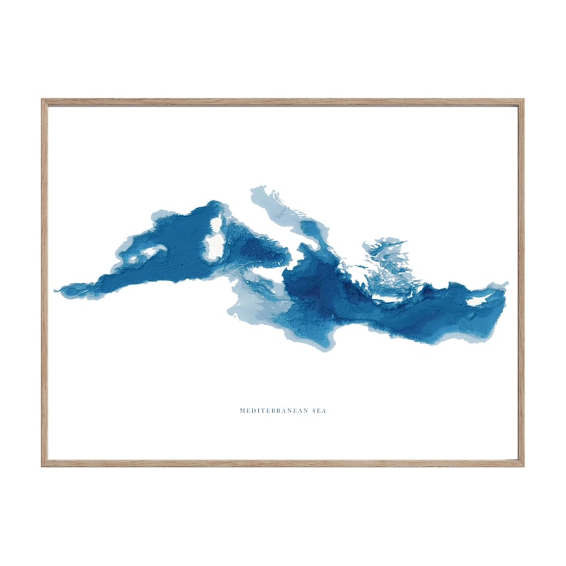 K&ouml;nnte beinhalten: Ein blaues Aquarellbild des Mittelmeers. Das Bild ist in einem hellen Holzrahmen gerahmt. Der Text "MEDITERRANEAN SEA" ist unter dem Bild gedruckt.