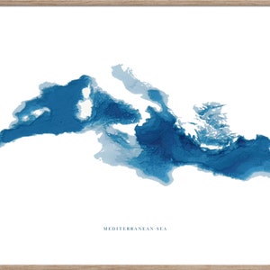 K&ouml;nnte beinhalten: Ein blaues Aquarellbild des Mittelmeers. Das Bild ist auf wei&szlig;em Hintergrund und tr&auml;gt den Text "MEDITERRANEAN SEA" unten.