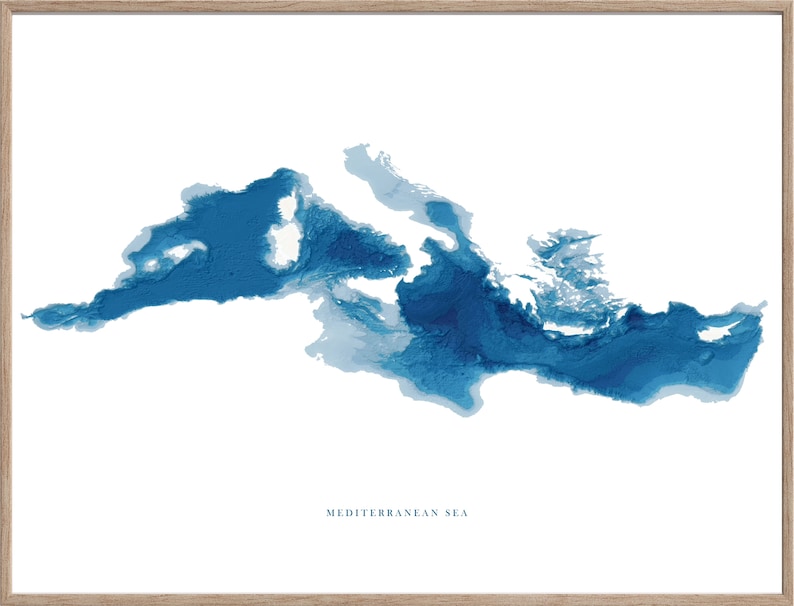 K&ouml;nnte beinhalten: Ein blaues Aquarellbild des Mittelmeers. Das Bild ist auf wei&szlig;em Hintergrund und tr&auml;gt den Text "MEDITERRANEAN SEA" unten.