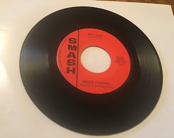 Bruce channel 45 rpm record on Smash # S- 1731 ( Hey ! Baby ) flip side is ( dream girl )