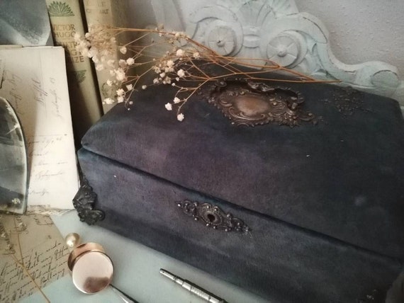 Victorian sewing box/necessaire/casket, blue velv… - image 4