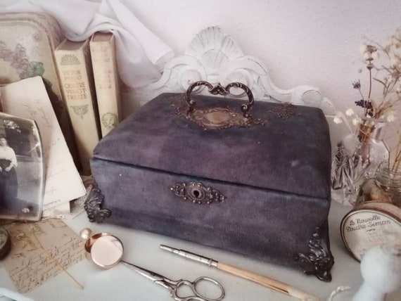 Victorian sewing box/necessaire/casket, blue velv… - image 2