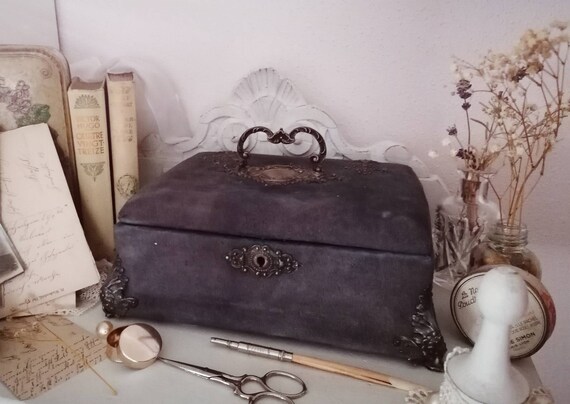 Victorian sewing box/necessaire/casket, blue velv… - image 3