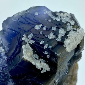 FLUORITA fantasma azul y gris única de 1012 gramos con espécimen de cristal de CALCITA de Pakistán @... Tamaño: 133x80x56 mm