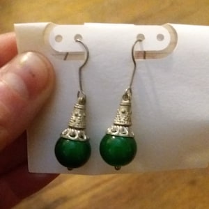 Pendientes verdes y plateados hechos a mano en Egipto